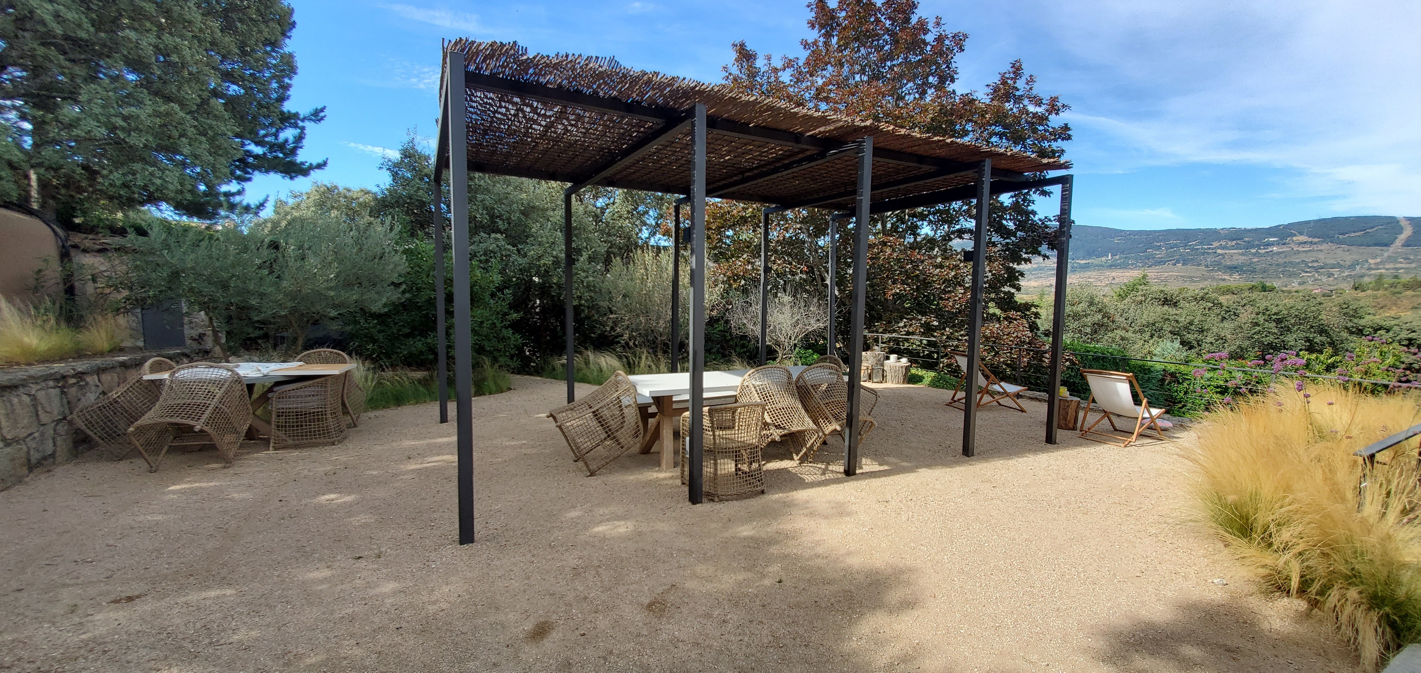 Proyecto Jardín en la sierra - El jardín está diseñado para destacar las vistas a la sierra, utilizando plantas bajas que aportan t